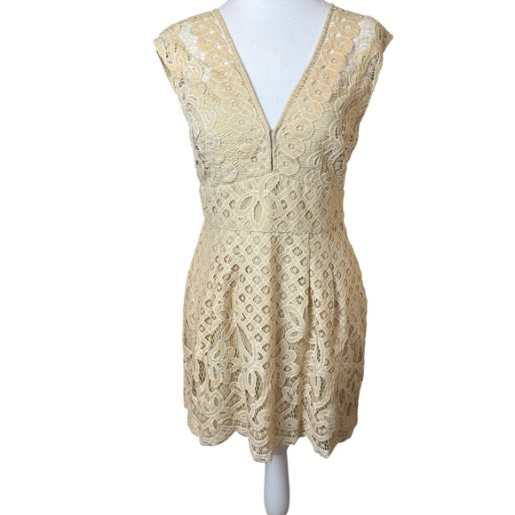 Free People One Million Lovers Ivory Cream Crochet Lace V-Neck Mini Dress Size 6 - Picture 11 of 11